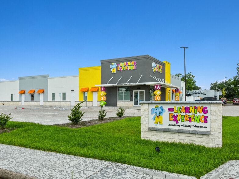 Primary Photo Of 16216 Moonrock Dr, Houston Freestanding For Sale