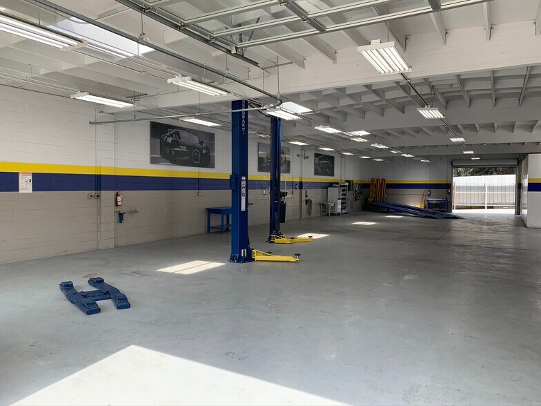 More Photos Of 11481 Ventura Blvd, Studio City Auto Repair For Lease