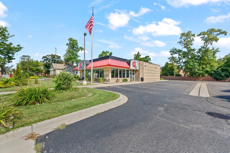 More Photos Of 32704 Grand River Ave, Farmington Restaurant For Sale