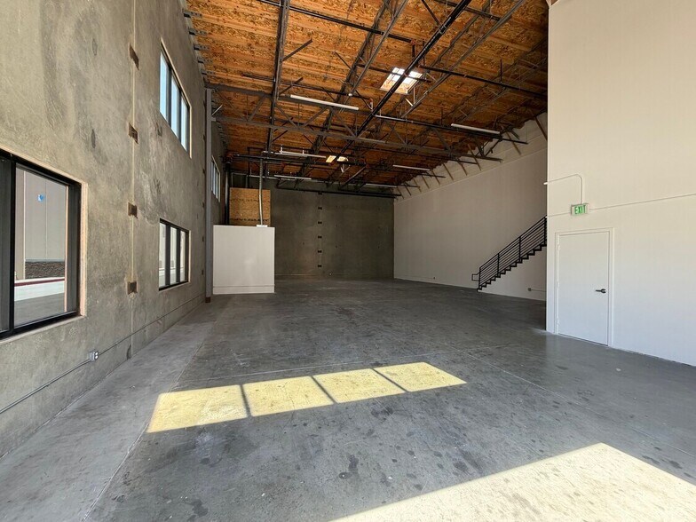 More Photos Of 1611 W San Bernardino Rd, West Covina Distribution For Lease