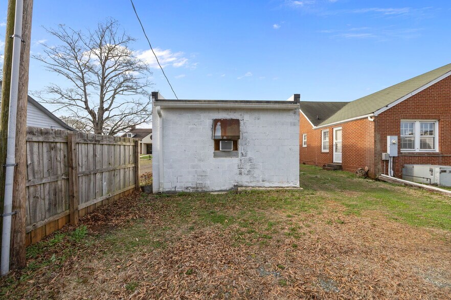 More Photos Of 215 Burlington Ave, Gibsonville Flex For Sale