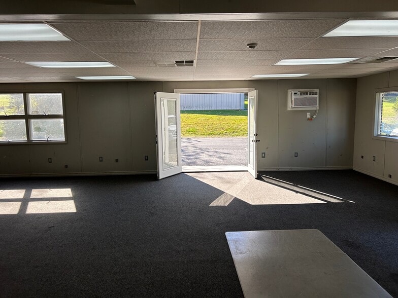 More Photos Of 345 Hill Rd, Womelsdorf Warehouse For Lease