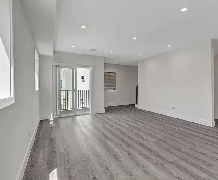 More Photos Of 5750 Kester Ave, Van Nuys Apartments For Sale