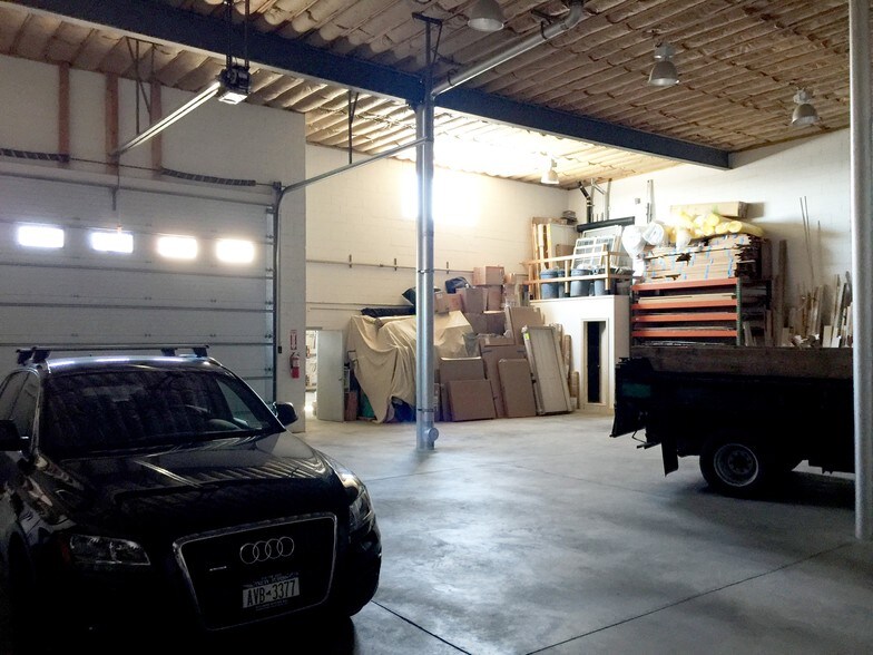 More Photos Of 114 Windsor Ave, Mineola Warehouse For Lease