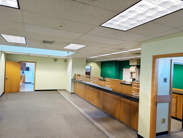 More Photos Of 122 Northeastern Blvd, Nashua Bank For Lease