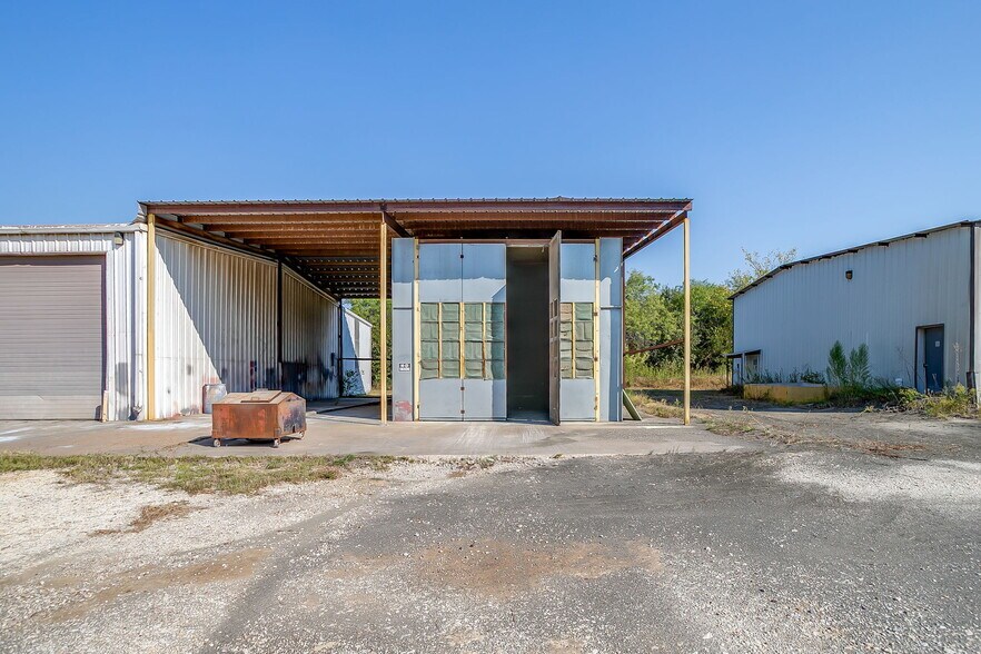 More Photos Of 3545 N Main St, Cleburne Industrial For Lease