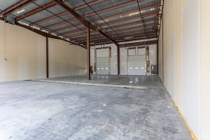 More Photos Of 1615 SE Cortina Dr, Ankeny Flex For Lease