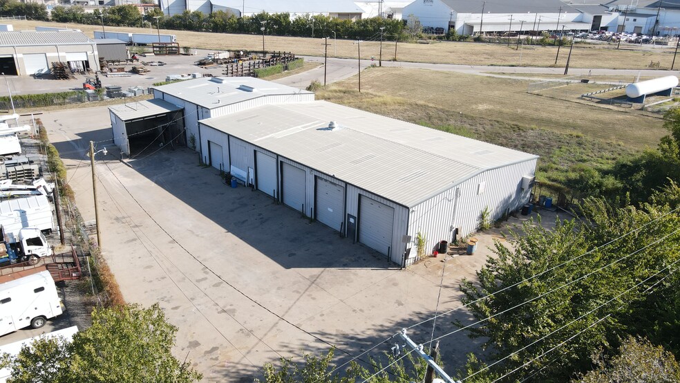 More Photos Of 2570 Berner St, Fort Worth Service For Sale