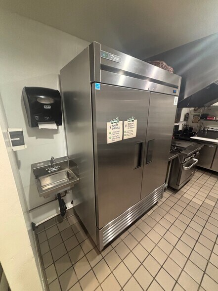 More Photos Of 1301 Ocean Front, Venice Storefront For Lease