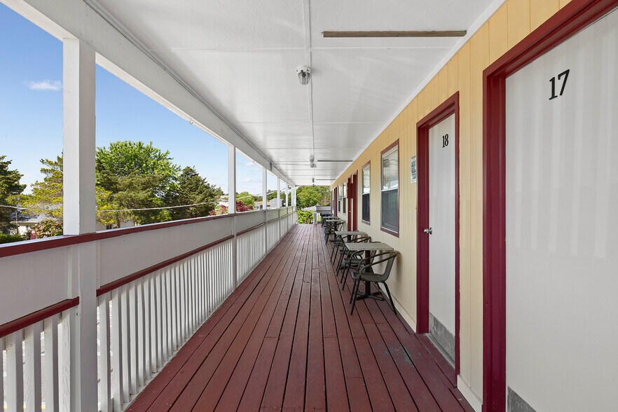 More Photos Of 72 Foster Ave, Hampton Bays Hotel For Sale