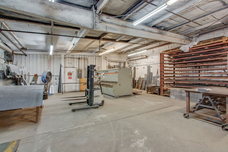 More Photos Of 120 Confederate Dr, Franklin Manufacturing For Sale