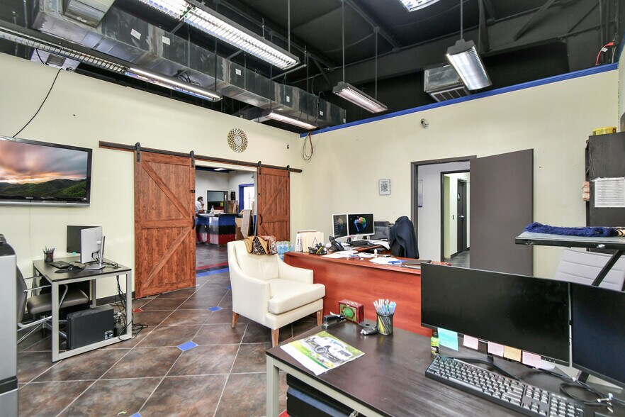 More Photos Of 2525 Westhollow Dr, Houston Auto Repair For Sale