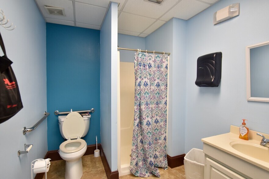 More Photos Of 90 Mary Esther Blvd, Mary Esther Freestanding For Lease