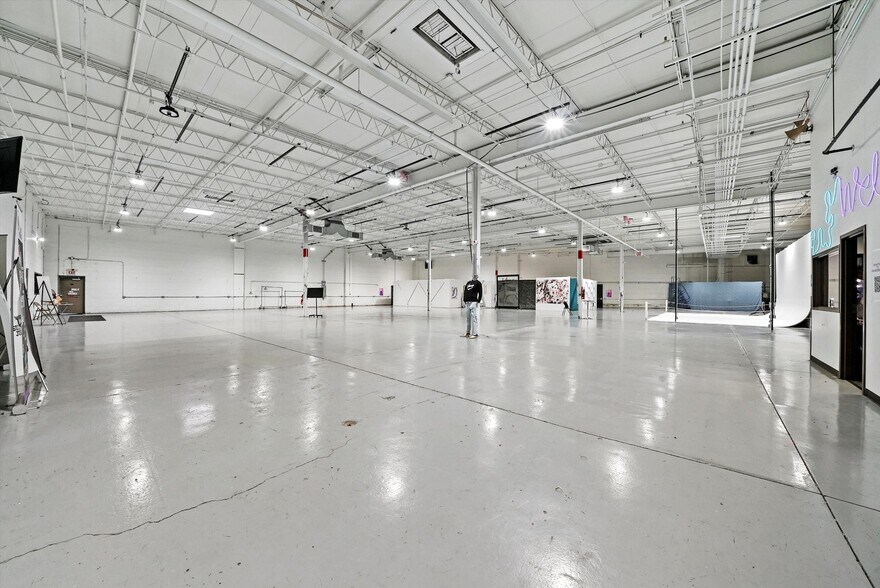 More Photos Of 4025-4039 S Western Blvd, Chicago Warehouse For Sale