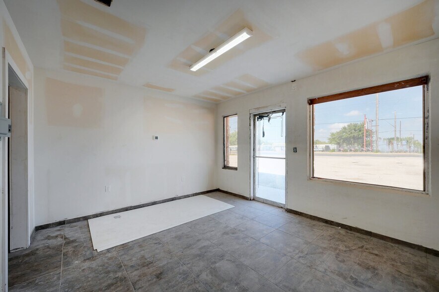 More Photos Of 2200-2204 S WW White Rd, San Antonio Restaurant For Lease