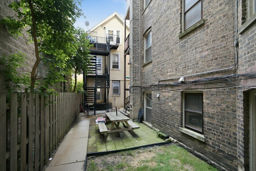 More Photos Of 905 W Fletcher St, Chicago Apartments For Sale