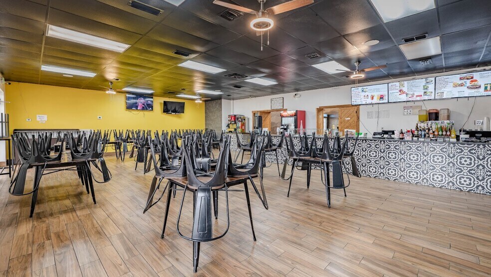 More Photos Of 252 N Ferdon Blvd, Crestview General Retail For Sale