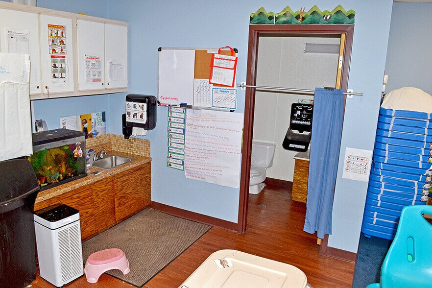 More Photos Of 2413 Corporate Ctr, Granite City General Retail For Sale