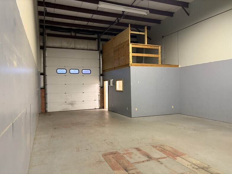 More Photos Of 200 Old County Cir, Windsor Locks Warehouse For Lease