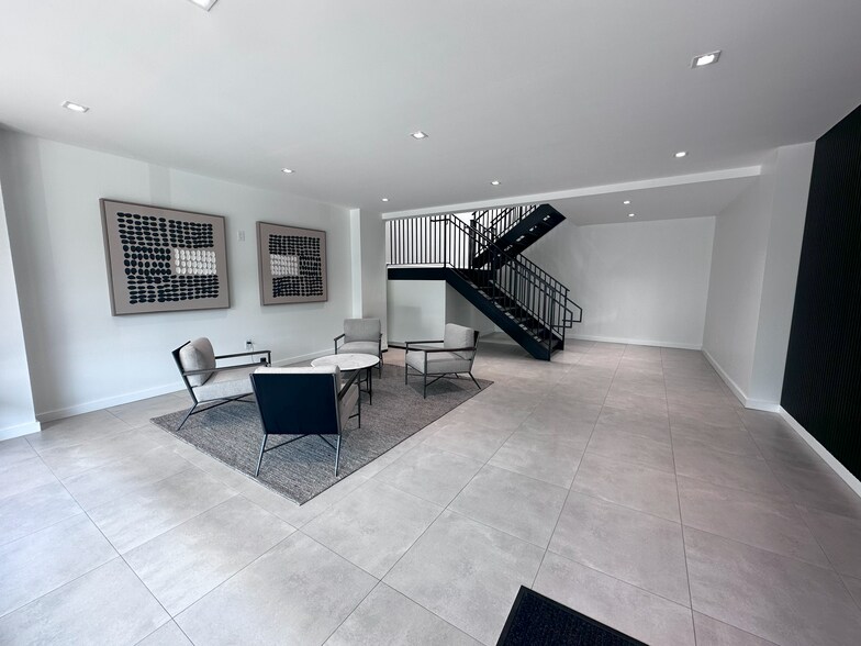 More Photos Of 189 E Big Beaver Rd, Troy Office For Sale