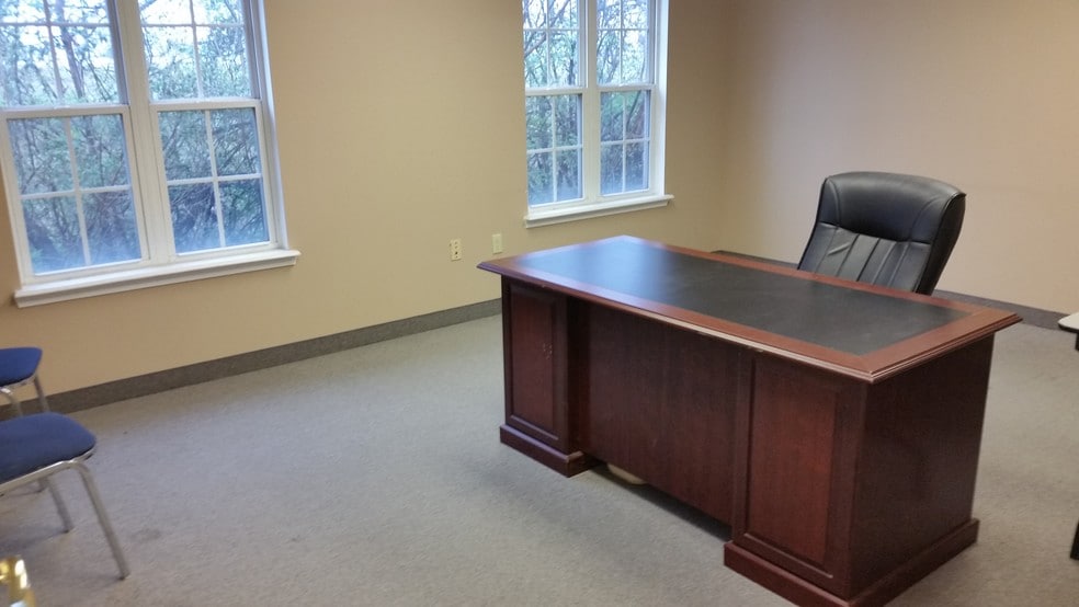 More Photos Of 601 N Shore Dr, Jeffersonville Medical For Sale