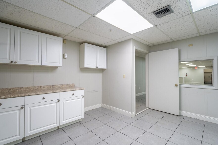 More Photos Of 9665 NW 13th St, Doral Warehouse For Lease