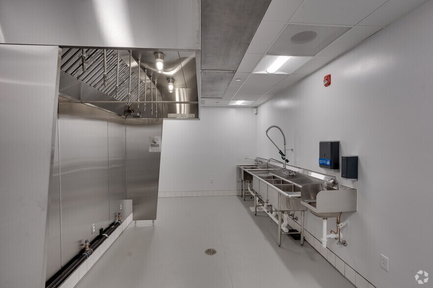 More Photos Of 3220 W Grand Ave, Chicago Food Processing For Sale