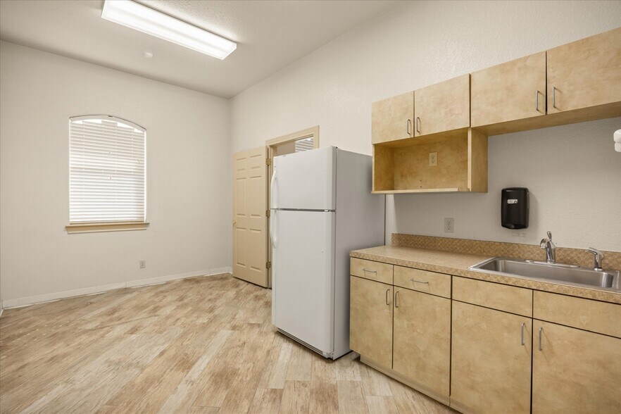 More Photos Of 1305 Paluxy Rd, Granbury Medical For Sale