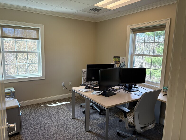 More Photos Of 26 Londonderry Tpke, Hooksett Office For Sale