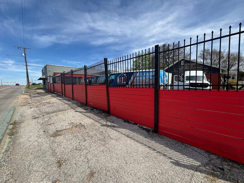 More Photos Of 411 S Riverside Dr, Fort Worth Storefront Retail Office For Lease