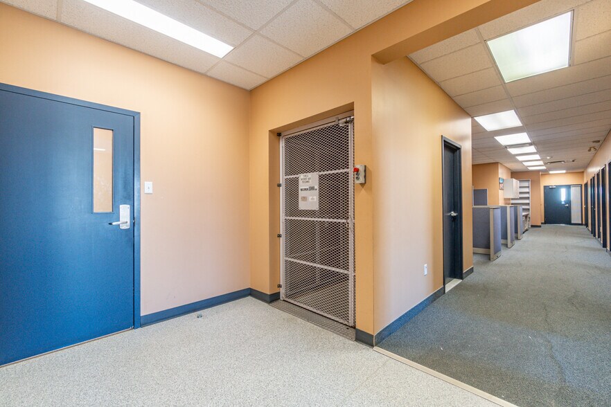 More Photos Of 786 St King E, Sherbrooke Storefront Retail Office For Sale