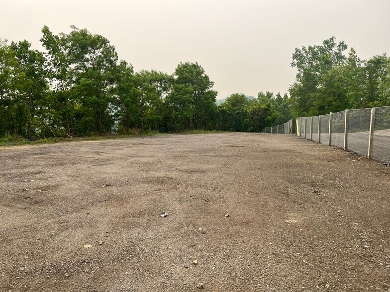 More Photos Of 2073 Albany Post, Montrose Land For Lease