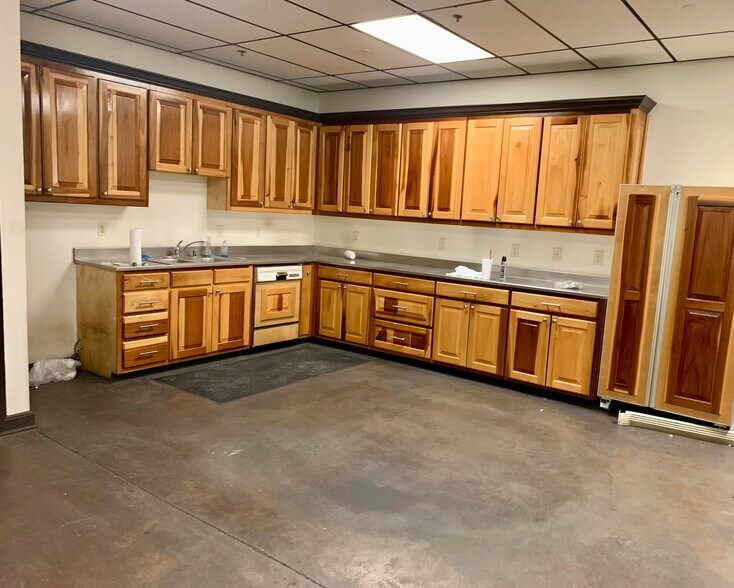 More Photos Of 2703 Chalk Hill Rd, Dallas Warehouse For Sale