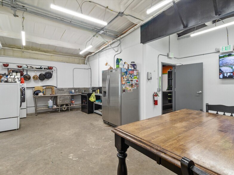 More Photos Of 700 N Main St, Lexington Warehouse For Lease