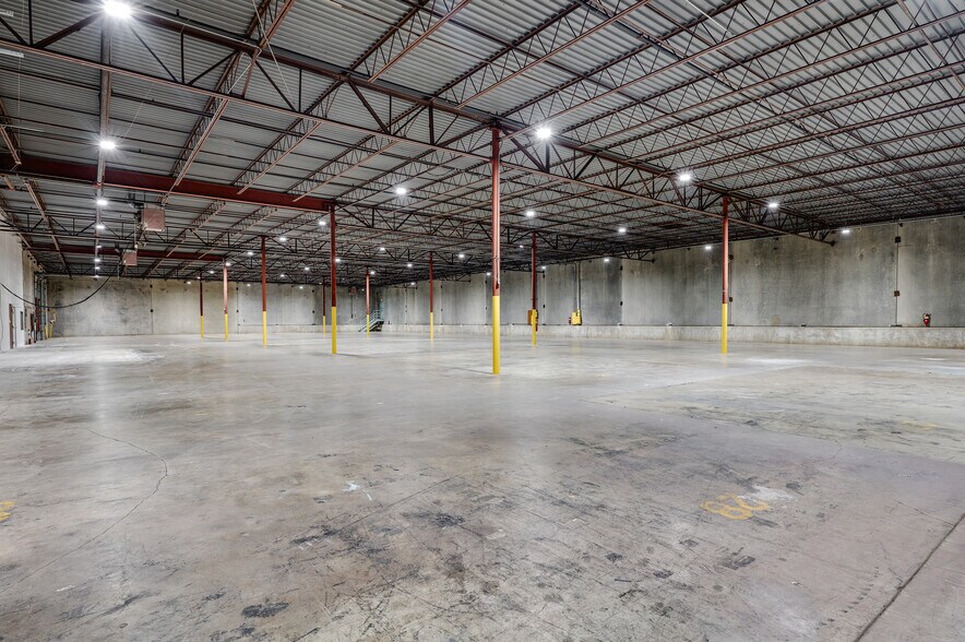 More Photos Of 2556-2564 W Commerce St, Dallas Warehouse For Lease