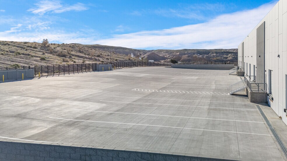 More Photos Of Laughlin Ranch Blvd, Bullhead City Warehouse For Lease