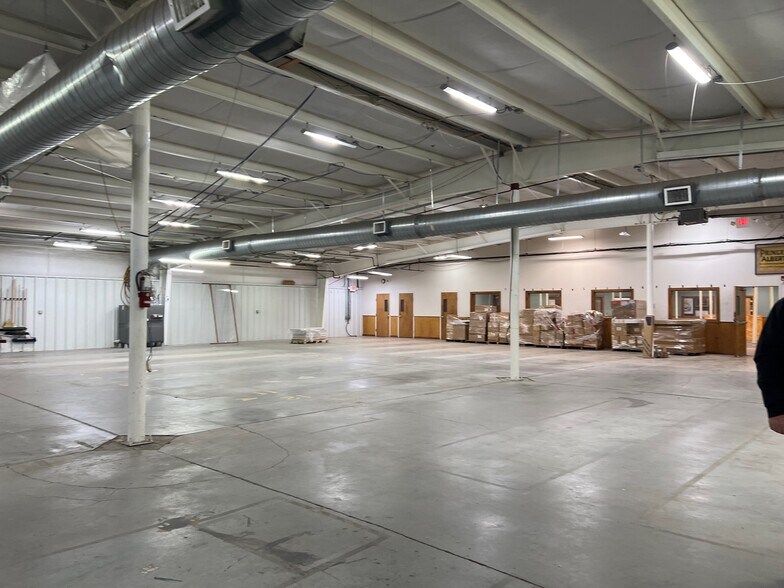 More Photos Of 374 Industrial Park Dr, Boone Showroom For Lease