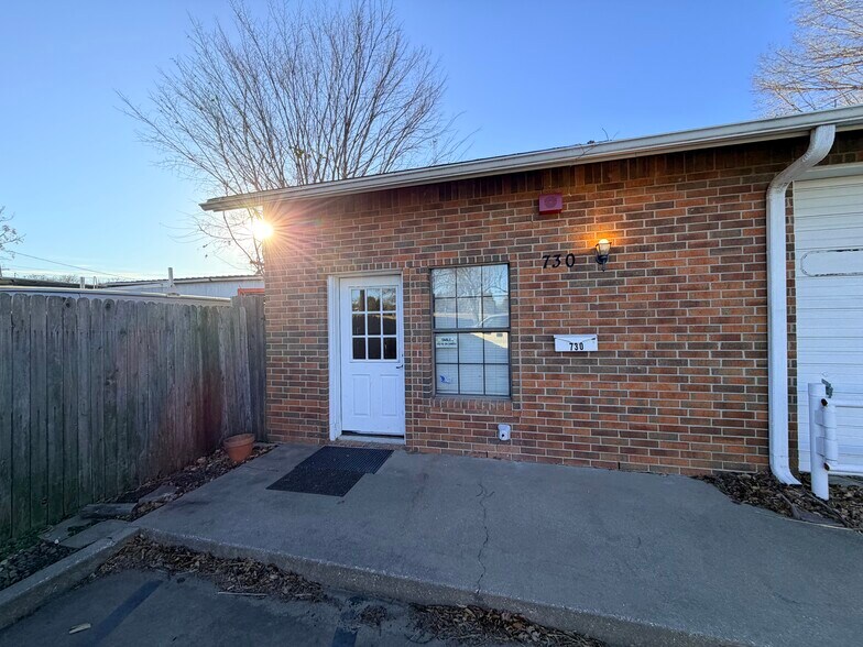 More Photos Of 730 Wainwright St, Denton Office For Lease