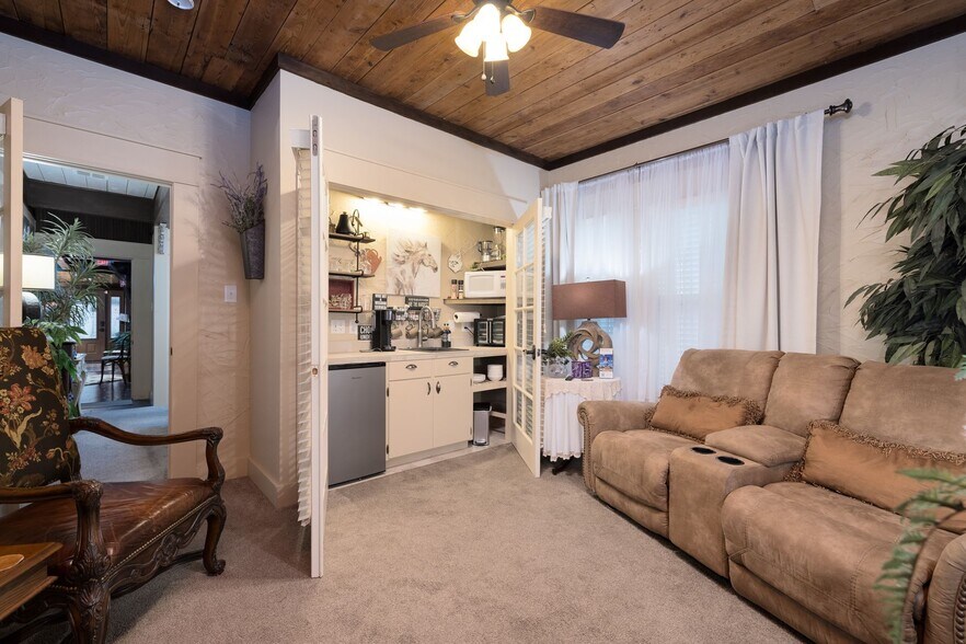 More Photos Of 504 Tivy St, Kerrville Flex For Sale