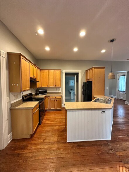 More Photos Of 152 E Fourth St, Lexington Apartments For Sale