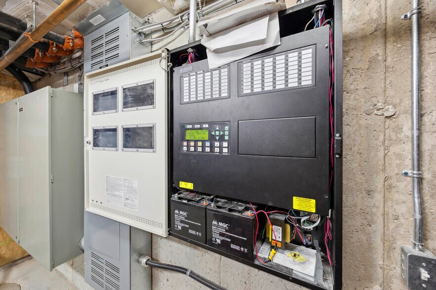 More Photos Of 335 College St, Toronto Apartments For Sale