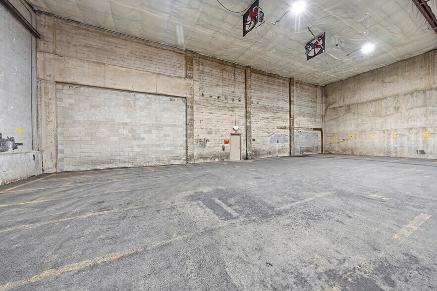 More Photos Of 715 S Grape St, Medford Warehouse For Sale