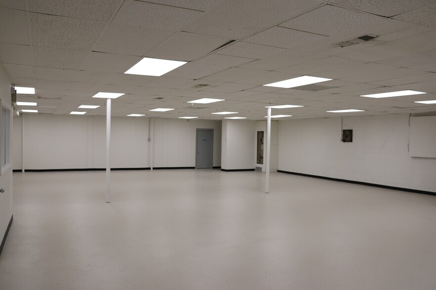 More Photos Of 1140-1144 W Main St, Arlington Research And Development For Sale