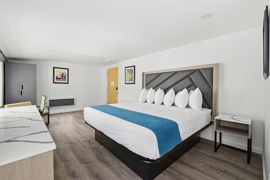 More Photos Of 337 Commercial St, Rockport Hotel For Sale