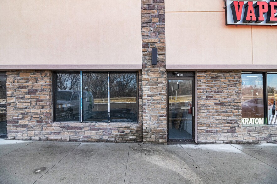 More Photos Of 3898 Joslyn Rd, Lake Orion General Retail For Lease