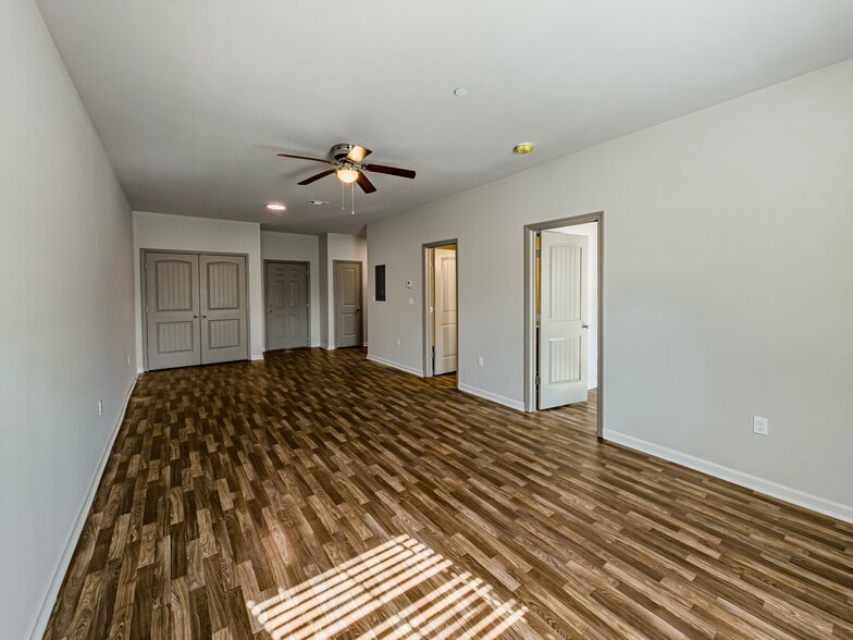 More Photos Of 1604 Lankford Dr, Valdosta Apartments For Sale