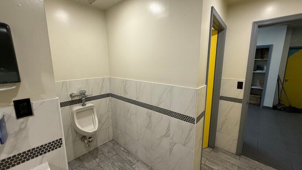 More Photos Of 124 3rd St, Allentown Auto Dealership For Lease