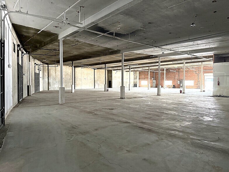 More Photos Of 2463 E 8th St, Los Angeles Manufacturing For Lease