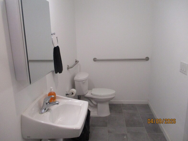 More Photos Of 67 Woodside Pl, Newark Flex For Sale