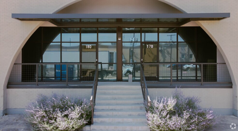 More Photos Of 1108 Quaker St, Dallas Showroom For Lease